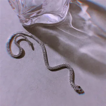HANGZHI 2021 NOVÉ Č prebodol Európskych a Amerických had-tvarované ucho klip žena retro tmavé prehnané náušnice