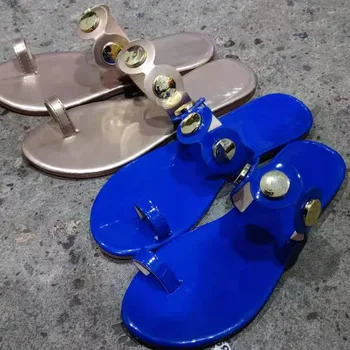 Kožené Ženy Papuče Módne Bežné Kovové Disk Dekoratívne Ploché Prst Flip Flops Luxusný Dizajn Žena Letné Sandále Pláži Obuvi