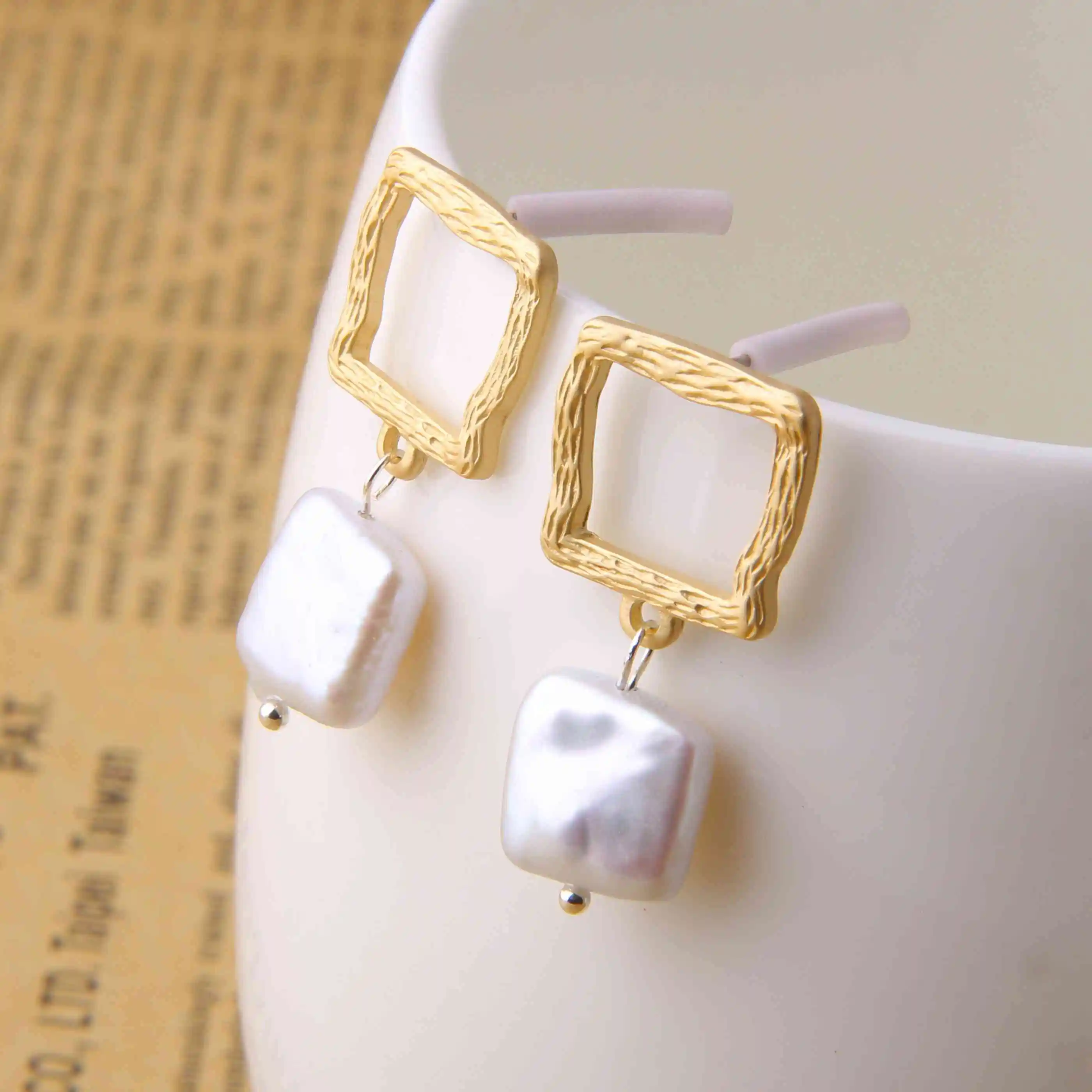Dlhé Náušnice S prírodnou Perlou Geometrické Eardrop Minimalistický Barokový Pearl Náušnice pre Ženy White Pearl Náušnice Šperky