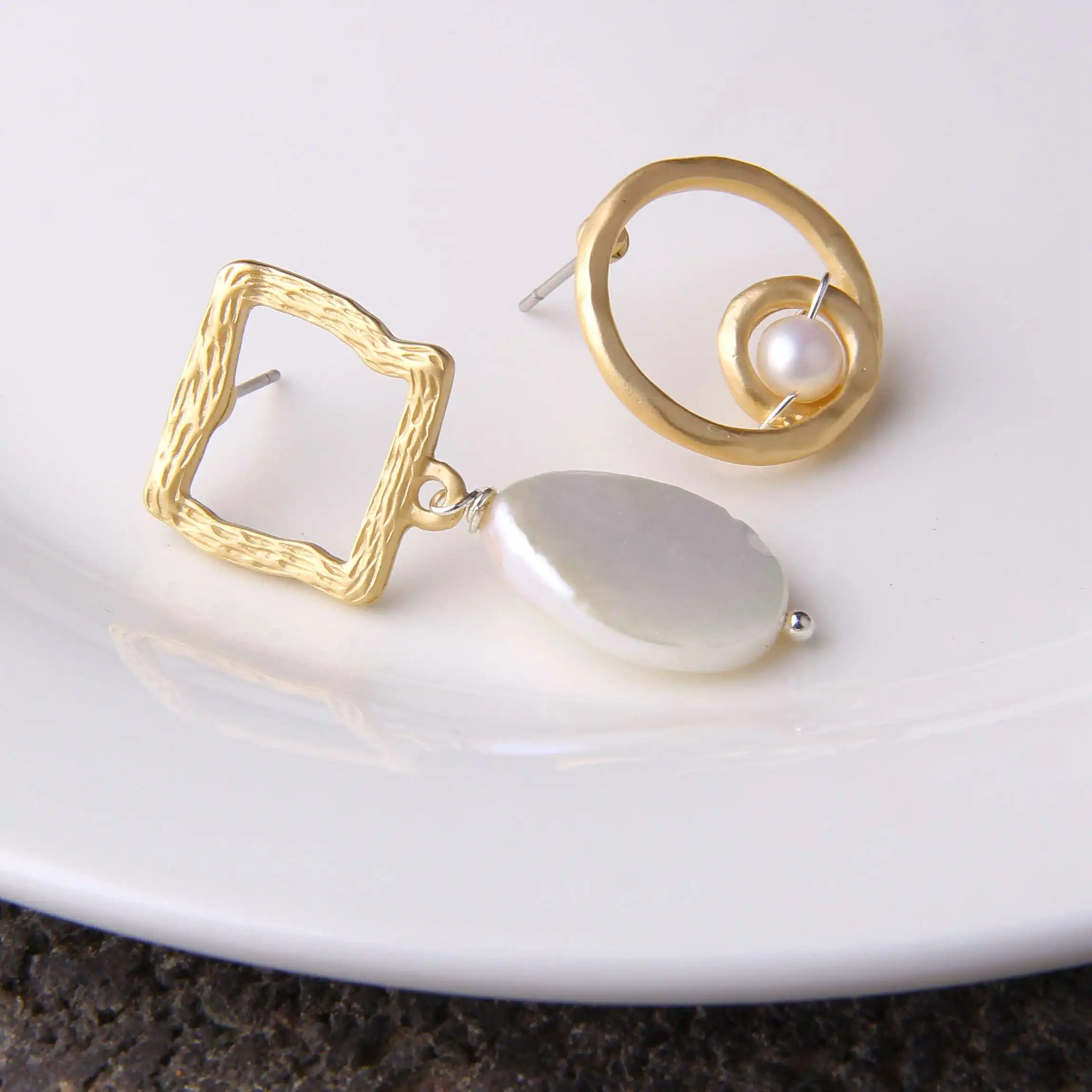 Dlhé Náušnice S prírodnou Perlou Geometrické Eardrop Minimalistický Barokový Pearl Náušnice pre Ženy White Pearl Náušnice Šperky